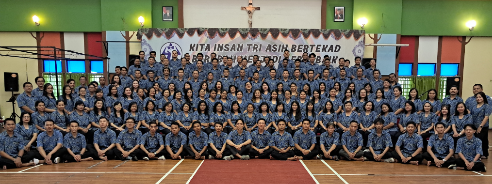 Foto-Bersama-Guru-dan-Kary-Tri-Asih