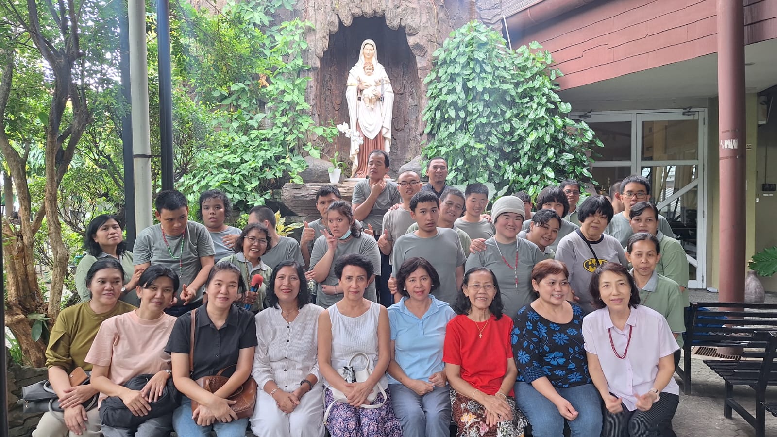 Doa Rosario Penuh Sukacita Anak-Anak Tri Asih di Gua Maria MBK Tomang